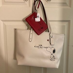 Coach Snoopy tote NWOT/red new Snoopy wristlet set